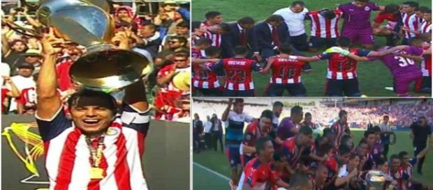 El capitán Omar Bravo levanta la copa. El capitán Omar Bravo levanta la copa.