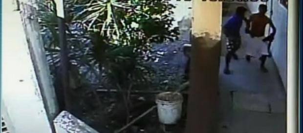 Trio armado invade hospital, rende policiais e resgata preso Trio armado invade hospital, rende policiais e resgata preso