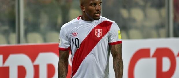 Jefferson Farfan defendendo a camisa da seleção peruana Jefferson Farfan defendendo a camisa da seleção peruana