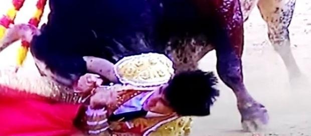 O video de um toureiro sendo morto por um touro na Espanha foi exibido ao vivo na TV O video de um toureiro sendo morto por um touro na Espanha foi exibido ao vivo na TV