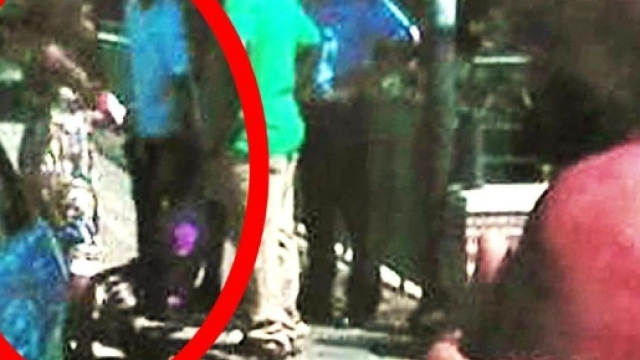 La foto scattata dopo la tragedia: nel cerchio rosso, si intravede Emmanuel disteso a terra, dopo l'impatto con il marciapiede.