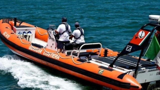 Pesaro, si tuffa dal motoscafo dei genitori: sedicenne muore annegato - ilmessaggero.it