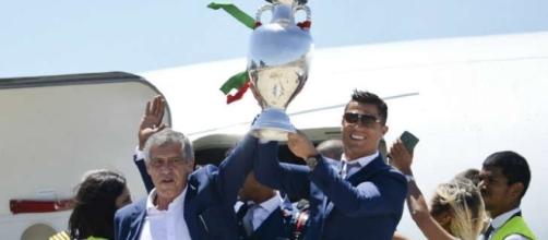 Cristiano Ronaldo y el entrenador Fernando Santos, alzan el trofeo de la Euro al arribar a Lisboa