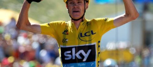 Ciclismo – OA - oasport.it / Chris Froome festeggia in maglia gialla: sarà così anche a Parigi?