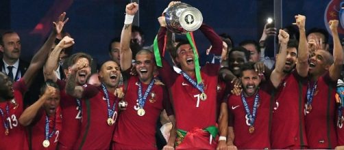 Cristiano Ronaldo leva al cielo la prima Coppa Europa vinta dal Portogallo