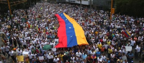 Il Venezuela è sull'orlo del baratro.