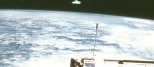 Un'immagine di Johnstone della NASA con un UFO