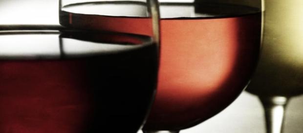 Cata visual de vinos con luz de fondo Cata visual de vinos con luz de fondo