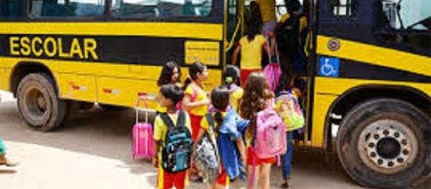 Crianças e adolescentes são vítimas de assalto em escolares Crianças e adolescentes são vítimas de assalto em escolares