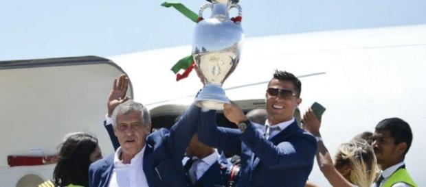 Cristiano Ronaldo y el entrenador Fernando Santos, alzan el trofeo de la Euro al arribar a Lisboa Cristiano Ronaldo y el entrenador Fernando Santos, alzan el trofeo de la Euro al arribar a Lisboa