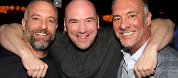 Dana White entre os irmãos Fertitta Dana White entre os irmãos Fertitta