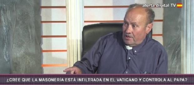 El Padre Jesús Calvo, entrevistado en Alerta Digital, defendiendo al dueño neonazi de la Librería Europa, y acusando a los judíos de calumniadores. El Padre Jesús Calvo, entrevistado en Alerta Digital, defendiendo al dueño neonazi de la Librería Europa, y acusando a los judíos de calumniadores.