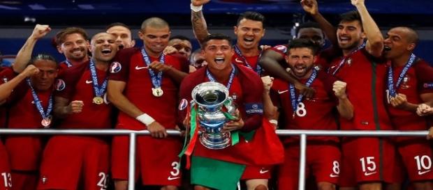 Portugueses celebram o título inédito da Eurocopa conquistado neste domingo, dia 10 Portugueses celebram o título inédito da Eurocopa conquistado neste domingo, dia 10
