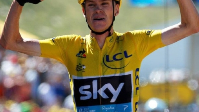 Ciclismo – OA - oasport.it / Chris Froome festeggia in maglia gialla: sarà così anche a Parigi?