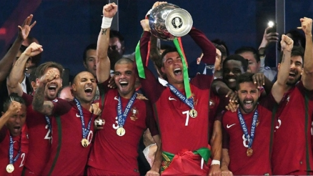 Cristiano Ronaldo leva al cielo la prima Coppa Europa vinta dal Portogallo