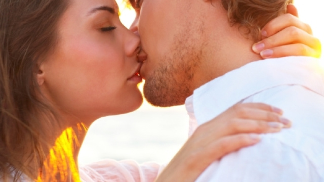 Una coppia che si bacia - chairmag.it