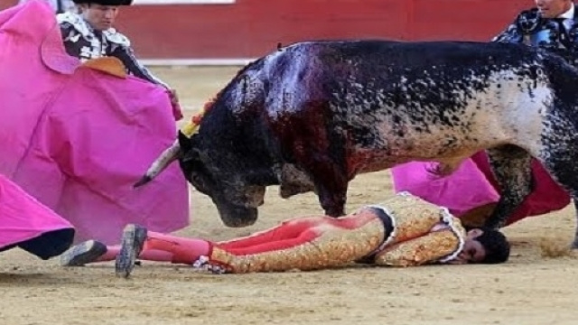 Victor Barrio a terra dopo essere infilzato dal toro