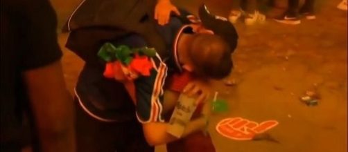 Il bimbo portoghese consola tifoso francese dopo la sconfitta: video simbolo di Euro 2016 fonte foto calcioblog.