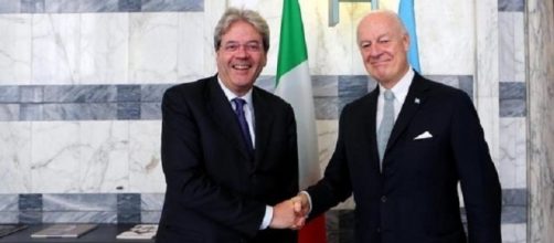 Il ministro Paolo Gentiloni e l'inviato dell'Onu, Staffan De Mistura