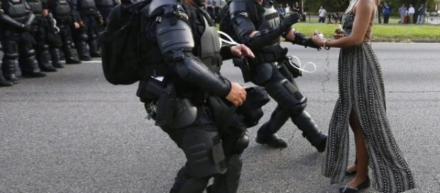 Astonishing moment US riot cops rush at young mother protesting ... - thesun.co.uk Astonishing moment US riot cops rush at young mother protesting ... - thesun.co.uk