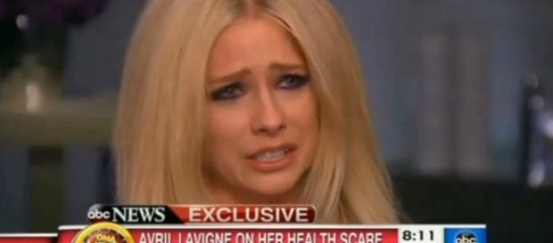 Avril Lavigne évoque sa maladie en larmes Avril Lavigne évoque sa maladie en larmes