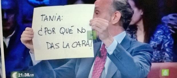 Eduardo Inda con uno de sus famosos cartelitos cutres escritos con rotulador, marca de la casa. Eduardo Inda con uno de sus famosos cartelitos cutres escritos con rotulador, marca de la casa.