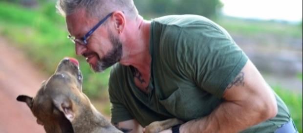Man Fell In Love With Thailand's Stray Dogs And Now Feeds 80 Every Day - thedodo.com Man Fell In Love With Thailand's Stray Dogs And Now Feeds 80 Every Day - thedodo.com