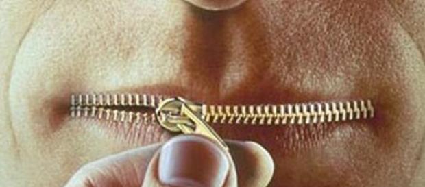 Oser ouvrir des lèvres scellées depuis toute une éternité. Oser ouvrir des lèvres scellées depuis toute une éternité.