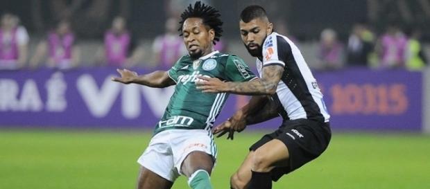 Palmeiras empata com Santos, mas continua líder Palmeiras empata com Santos, mas continua líder