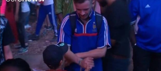 Vídeo de menino português consolando torcedor francês emociona Vídeo de menino português consolando torcedor francês emociona