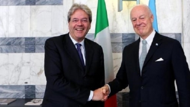 Il ministro Paolo Gentiloni e l'inviato dell'Onu, Staffan De Mistura