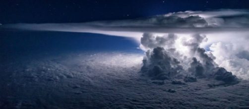 Tempestade no Oceano Pacífico é fotografada por piloto de avião (Foto: Santiago Borja)
