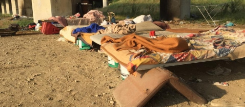 Milano, l'accampamento sotto il viadotto della tangenziale est di Milano. Nel frattempo a Roma, Via Cupa è nel caos.