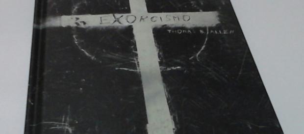 Edição brasileira do livro Exorcismo / Foto da jornalista Edição brasileira do livro Exorcismo / Foto da jornalista