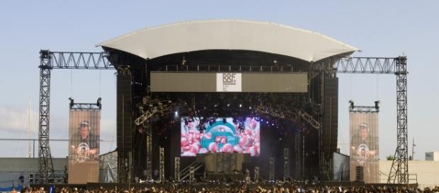 Escenario del BBF en la playa del Forum. Imagen procedente de: bcnbeachfestival.com Escenario del BBF en la playa del Forum. Imagen procedente de: bcnbeachfestival.com