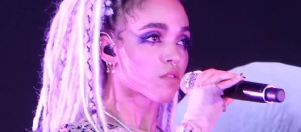 FKA Twigs performs three new tracks in Moscow FKA Twigs performs three new tracks in Moscow