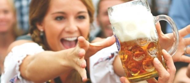 Os estudos confirmam o quanto a cerveja faz bem para as mulheres, mas a bebida tem que ser consumida com moderação Os estudos confirmam o quanto a cerveja faz bem para as mulheres, mas a bebida tem que ser consumida com moderação