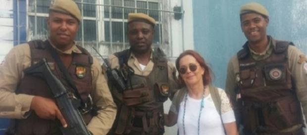 Policiais verdadeiros recuperaram o veículo roubado (Foto: Divulgação PM-BA) Policiais verdadeiros recuperaram o veículo roubado (Foto: Divulgação PM-BA)