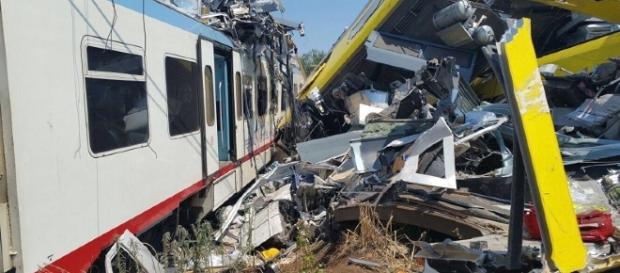 Sale a 27 il bilancio dei morti del grave incidente ferroviario di Bari, ritrovata scatola nera, si ipotizza errore umano Sale a 27 il bilancio dei morti del grave incidente ferroviario di Bari, ritrovata scatola nera, si ipotizza errore umano
