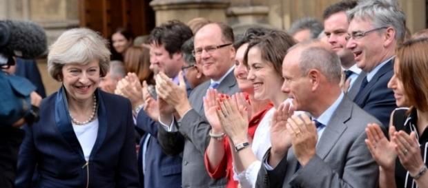 Theresa May aplaudida por su compañeros conservadores al ser designada como primera ministra. Theresa May aplaudida por su compañeros conservadores al ser designada como primera ministra.