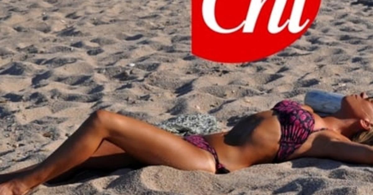 Maria De Filippi sensuale in spiaggia, le foto