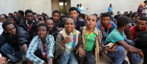 Alcuni giovani rifugiati in un centro di accoglienza