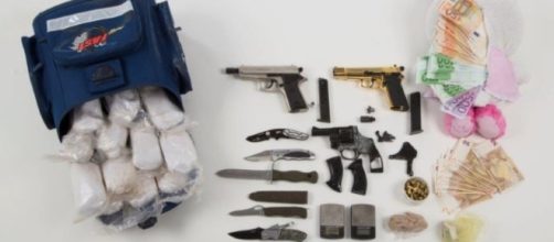 l'eroina sequestrata dalla polizia berlinese insieme a pistole e coltelli