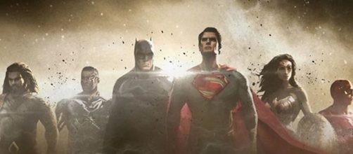 La Justice league: da sinistra a destra Aquaman, Cyborg, Batman, Superman, Wonder Woman, Flash
