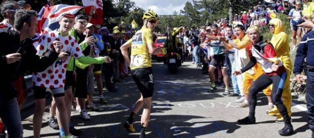 Froome corre por las pendientes del Gigante de la Provenza a la espera de que su equipo le proporcione una nueva bicicleta Froome corre por las pendientes del Gigante de la Provenza a la espera de que su equipo le proporcione una nueva bicicleta