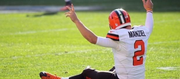 Johnny Manziel plays Pokemon game in club Johnny Manziel plays Pokemon game in club