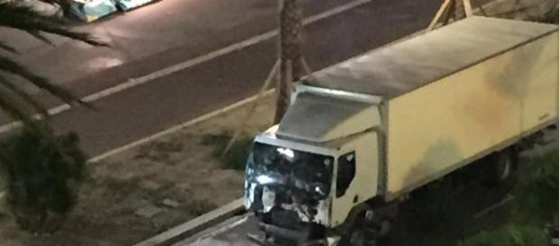 Le camion qui a foncé dans la foule et fait de nombreuses victimes à Nice. © Capture d'écran Twitter Le camion qui a foncé dans la foule et fait de nombreuses victimes à Nice. © Capture d'écran Twitter