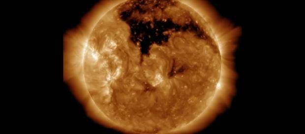 NASA detectou um enorme buraco coronal no Sol (Cortesia NASA/SDO e times científicos AIA, EVE, e HMI) NASA detectou um enorme buraco coronal no Sol (Cortesia NASA/SDO e times científicos AIA, EVE, e HMI)