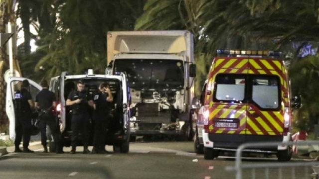 Attentato a Nizza, 80 morti: un camion sulla folla - Foto - Video ... - panorama.it