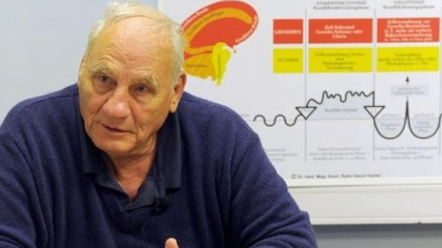 Il dottor Ryke Geerd Hamer, inventore della "Nuova medicina germanica", responsabile di numerosi decessi tra chi ne ha seguito i precetti